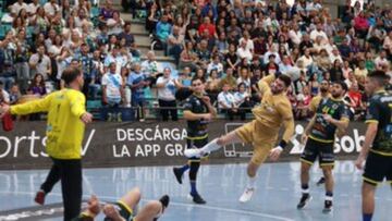 fabregas en acción ante el portero del Cangas.