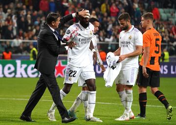 Antonio Rüdiger es atendido por el cuerpo médico del Real Madrid.