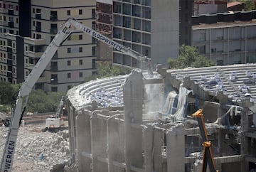 Con la tercera grada demolida casi en su totalidad, las obras de remodelaci車n del Camp Nou avanzan hasta el momento seg迆n los plazos establecidos.