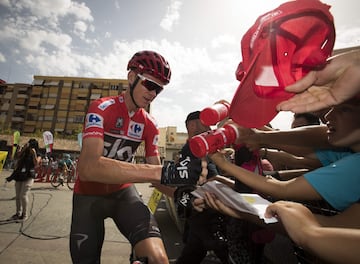 Froome firmando autógrafos a los seguidores de La Vuelta antes del inicio de la octava etapa. 