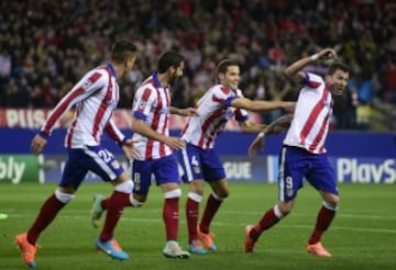 El delantero croata del Atlético de Madrid, Mario Mandzukic, celebrando con sus compañeros el tercer gol del equipo, durante el encuentro de la fase de grupos, grupo A, de la Liga de Campeones que Atlético y Olympiacos disputan esta noche en el estadio Vicente Calderón, en Madrid.
