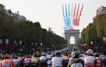 El pelotón durante la última etapa del Tour. 