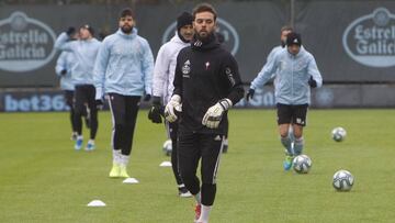 Sergio Álvarez se dirige hacia la portería en el entrenamiento celebrado ayer por la mañana en A Madroa.