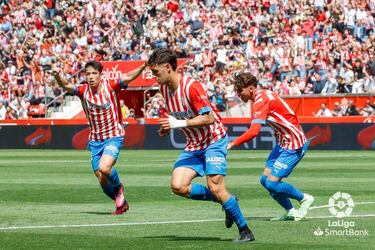 Pedro Díaz inició la importante victoria del Sporting ante el Lugo, con un gol desde dentro del área, que aleja del descenso al equipo rojiblanco. El centrocampista recogió un balón dividido para ponerle la comba y fuerza exacta, haciendo inútil la estirada de Whalley.