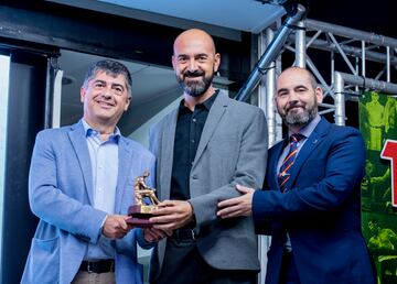 Juan Gutiérrez, subdirector; Jesús Mínguez, jefe de Más Deporte, y Felipe Martínez, presidente de la Federación, en la entrega del premio a AS.