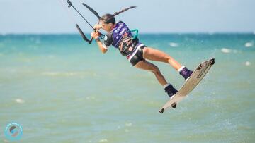 Rita Arnaus volando en Cucumb (Brasil) durante la prueba de la Copa del Mundo GKA de Kitesurf 2021. 