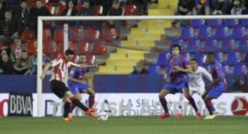 0-1. Aduriz anota el primer gol.