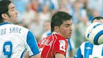 <b>LUCHA SIN PREMIO. </b>Villa y Fernando Sanz disputaron uno de los duelos de un partido aburrido que acabó en tablas.