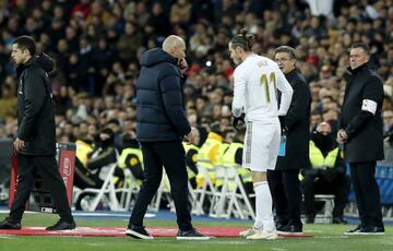 Zidane y Bale charlan en un partido en el Santiago Bernabéu.