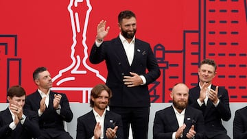 Jon Rahm, de pie, saluda al público ayer tras ser presentado en la ceremonia de apertura de la Ryder Cup en Bethpage Black.