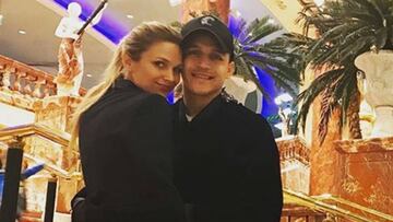 El futbolista Alexis Sánchez con su novia, la actriz y modelo Mayte Rodríguez.