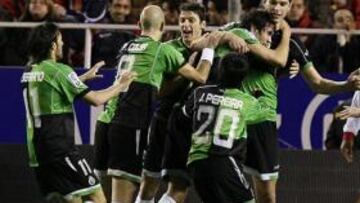 <b>PROEZA.</b> El Racing de Santander consiguió la proeza (0-2) ante el Sevilla, pese a que jugó durante una hora en inferioridad numérica por la expulsión de Oscar Serrano.