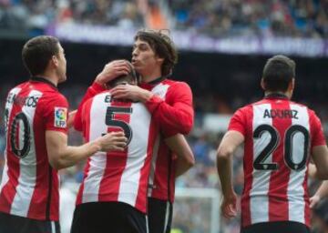 Eraso celebra con sus compañeros en gol del empate 1-1