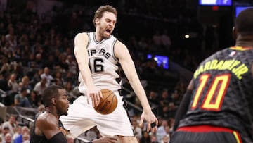 Paul Millsap y Pau Gasol pelean por un balón.