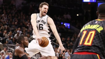 Paul Millsap y Pau Gasol pelean por un bal&oacute;n.