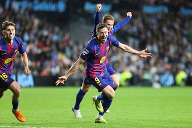 2-4. El delantero polaco celebra el cuarto tanto y tercero en su cuenta particular.