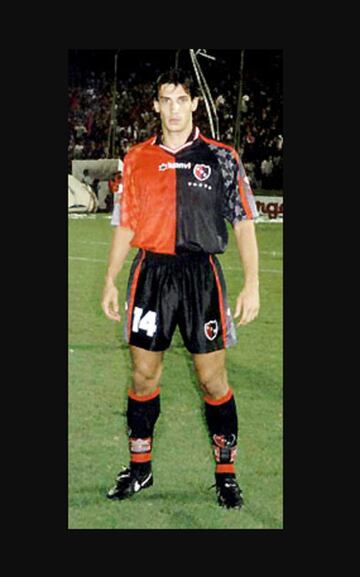 El técnico de La Calera tuvo un paso como futbolista en Argentina. Acá posa con la camiseta de Newell's.