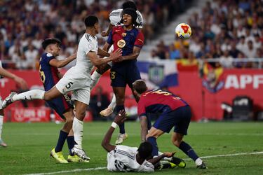 1-2. Córner que lanza Arda que Güler conecta con Aurelien Tchouameni. El francés le gana la partida su compatriota, Jules Koundé, para rematar de cabeza en boca de gol.