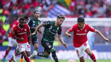 (L-R) Jordan Sierra of Toluca, Fernando Gorriaran of Santos and Sebastian Saucedo of Toluca during the game Toluca vs Santos, corresponding Round 04 the Torneo Apertura 2022 of the Liga BBVA MX at Nemesio Diez Stadium, on July 23, 2022.

<br><br>

(I-D) Jordan Sierra de Toluca, Fernando Gorriaran de Santos y Sebastian Saucedo de Toluca durante el partido Toluca vs Santos, correspondiente a la Jornada 04 del Torneo Apertura 2022 de la Liga BBVA MX en el Estadio Nemesio Diez, el 23 de julio de 2022.