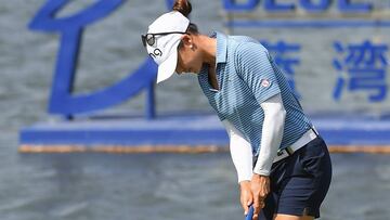 Azahara Muñoz golpea la bola durante la primera jornada del Blue Bay LPGA en la isla de Hainan.