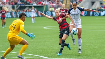 La delantera de North Carolina Courage, Lynn Willians, controla un pese que defiende la zaguera de Portland, Emily Sonnet.