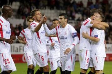 Los jugadores celebran el 1-0 de Gameiro. 