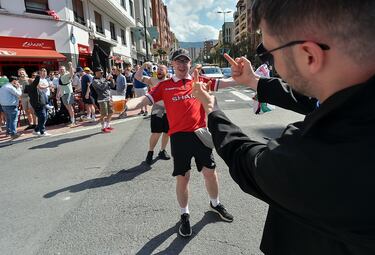 Bilbao ya acoge a los primeros aficionados del Tottenham y Manchester United, que disputarán la final de la Europa League en San Mamés. La ciudad vive un ambiente vibrante, con la final como protagonista en calles.