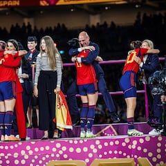 Rubiales se defiende con fotos del abrazo con Jenni y anuncia acciones judiciales contra Futpro