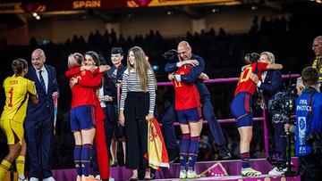 Rubiales se defiende con fotos del abrazo con Jenni y anuncia acciones judiciales contra Futpro