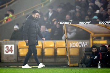 Ruben Amorim, entrenador del Manchester United, se lamenta tras la derrota ante el Wolverhampton en Premier League.