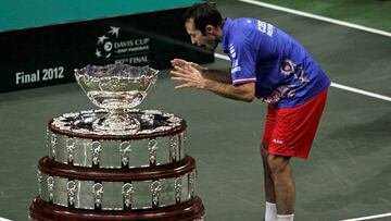 FILE PHOTO: Czech Republic&#039;s Radek Stepanek dances around the trophy after winning the Davis Cup tennis tournament final match over Spain in Prague November 18, 2012.    REUTERS/David W Cerny/File Photo