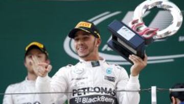 Lewis Hamilton celebra su triunfo en China.