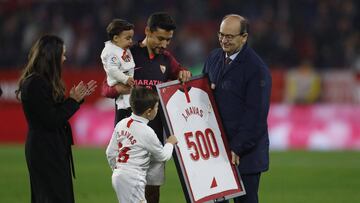 Navas, junto a su familia, recibiendo una camiseta de manos del presidente Jos&eacute; Castro por su partido 500.