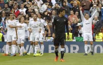 El delantero portugués del Real Madrid Cristiano Ronaldo celebra con sus compañeros el gol marcado a la Real Sociedad