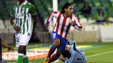 Falcao le marca al Betis.