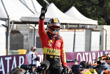 Alegría del piloto de Ferrari, Carlos Sainz, tras conseguir la pole en el Gran Premio de Italia de Fórmula 1 disputado en el circuito de Monza.