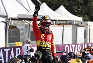 Alegría del piloto de Ferrari, Carlos Sainz, tras conseguir la pole en el Gran Premio de Italia de Fórmula 1 disputado en el circuito de Monza.