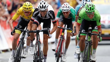 Chris Froome, Warren Barguil, Fabio Aru, Romain Bardet y Rigoberto Ur&aacute;n, en la llegada de la novena etapa del Tour de Francia: Nantua-Chambery.