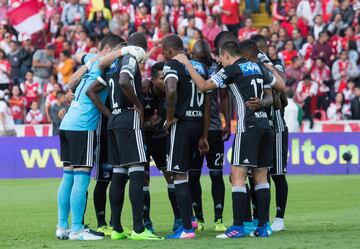 Santa Fe y Millonarios se enfrentaron en el estadio El Campín por la décima fecha de la Liga Águila II-2017, jornada de clásicos regionales en el fútbol colombiano.