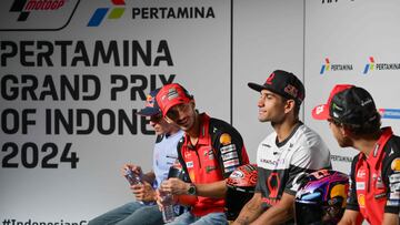 Bagnaia habla con Bastianini con Martín entre medias antes de que empiece la rueda de prensa de Mandalika.