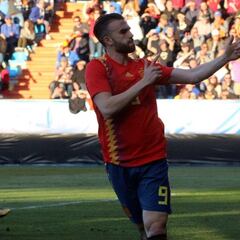 Mayoral se exhibe y España tiene pie y medio en el Europeo