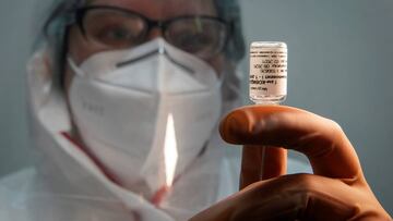 A nurse prepares Russia&#039;s &quot;Sputnik-V&quot; vaccine against the coronavirus disease (COVID-19) for inoculation at a clinic in Tver, Russia October 12, 2020.  REUTERS/Tatyana Makeyeva