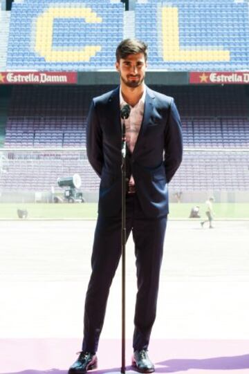 André Gomes, nuevo jugador del FC Barcelona en su presentación en el Camp Nou.