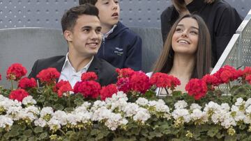 Reguilón, en el Mutua Madrid Open junto a su pareja.