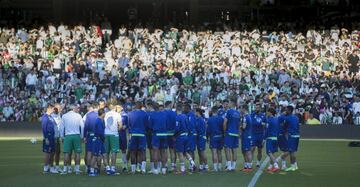 La primera plantilla del Real Betis se entrenó este martes por la tarde ante unos 10.000 aficionados verdiblancos, que apoyaron al equipo horas antes de que viajar a Valencia para jugar la vuelta de la semifinal de la Copa del Rey.