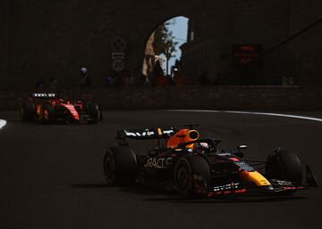 A Max Verstappen no le cost¨® pasar al monegasco Charles Leclerc en las primeras vueltas de la carrera.