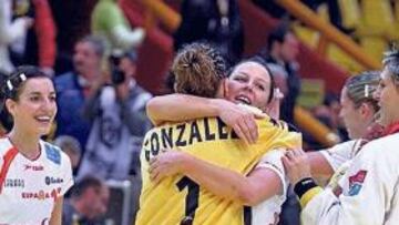 <b>FELICIDAD. </b>Cristina celebra con Macarena la gesta.