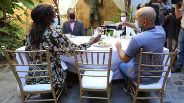 GRAFCAN2459. LAS PALMAS DE GRAN CANARIA, 02/12/2020.- Millones de familias españolas volverán a sentarse a la mesa el 24 y el 25 para celebrar la Navidad, seguramente con menos comensales de lo que acostumbraban y sin el despliegue de besos y abrazos de otros años. Sean seis, ocho o diez, lo importante es que el coronavirus no esté entre los invitados, y se puede conseguir siguiendo unas pautas sencillas. "No hay que volverse loco", resume la especialista en Medicina Preventiva Eva Elisa Álvarez, hay que respetar una serie de consejos que no por repetidos dejan de ser pertinentes en las celebraciones de Navidad, Año Nuevo y Reyes: mascarilla, distancia, higiene, grupos reducidos y, siempre que se pueda, buscar lugares ventilados. En la imagen, cuatro voluntarios hicieron este martes una demostración sobre las putas que hay que seguir a la hora de sentarse a la mesa y servir la comida y el vino. EFE/ Elvira Urquijo A.