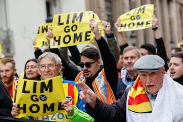 Cerca de 20.000 valencianistas salen a la calle en contra de la gesti¨®n de Lim