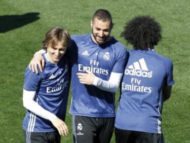 Gran ambiente entre los jugadores del Real Madrid durante el entrenamiento.